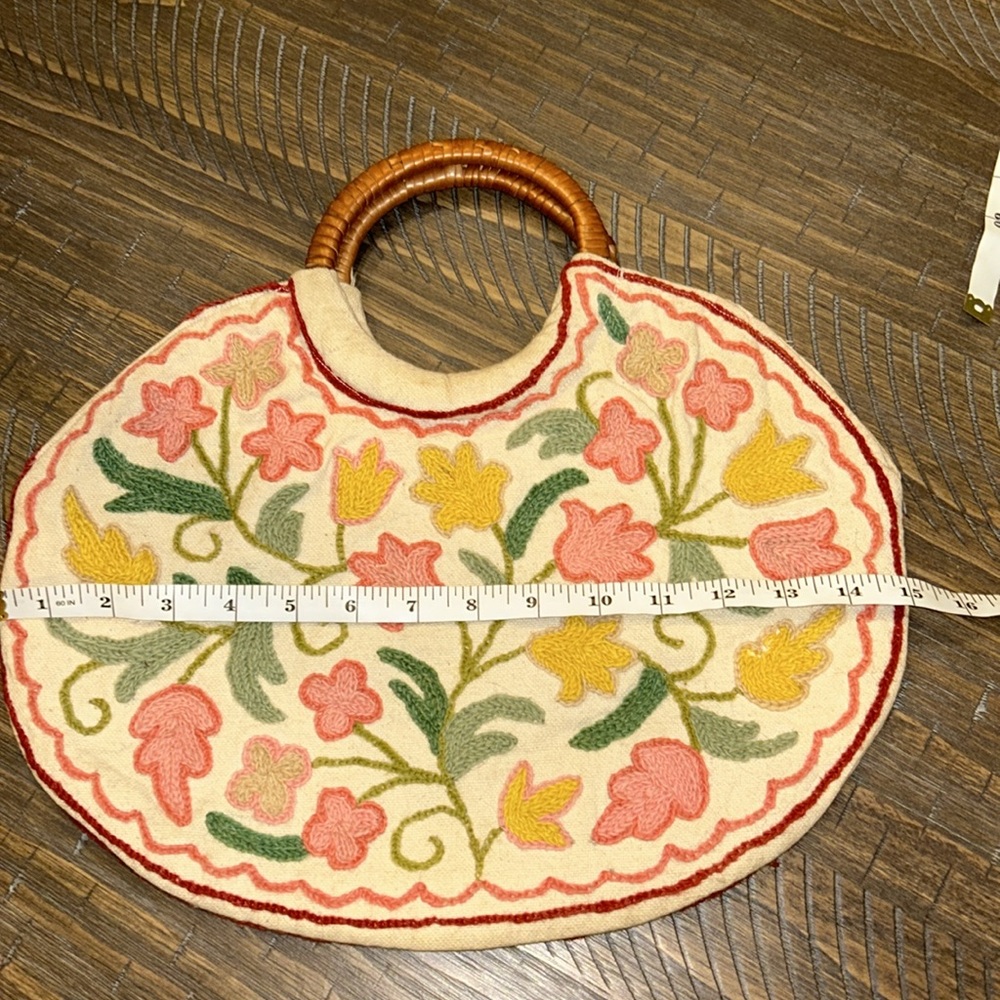 VINTAGE CREWEL EMBROIDERED PURSE WITH CANE WRAPPED HANDLES FLORAL FOLK HOBBO - Picture 7 of 8